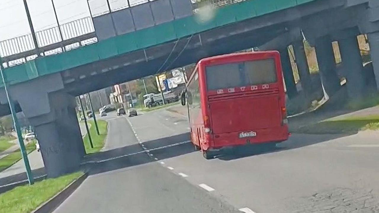 Autobus jechał pochylony, przednie koło było "30 centymetrów nad jezdnią"