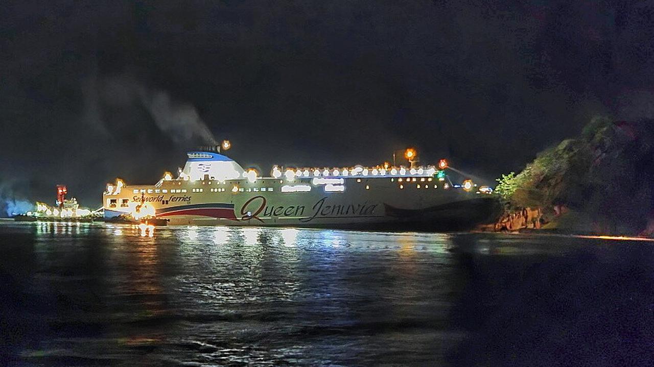 Straż przybrzeżna o uderzeniu promu w wyspę. Sternik miał sprawdzać wiadomości na telefonie