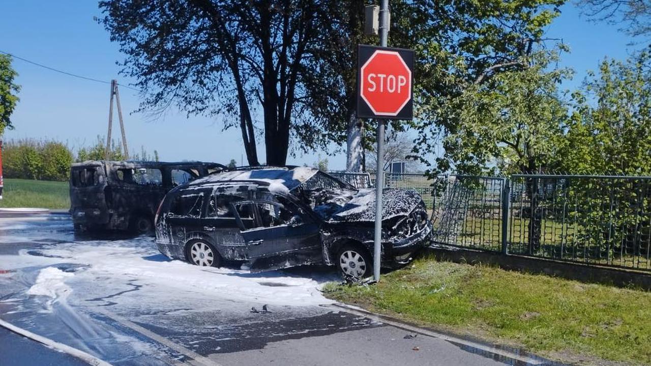 Po zderzeniu dwa auta stanęły w płomieniach. Wśród pasażerów były dzieci
