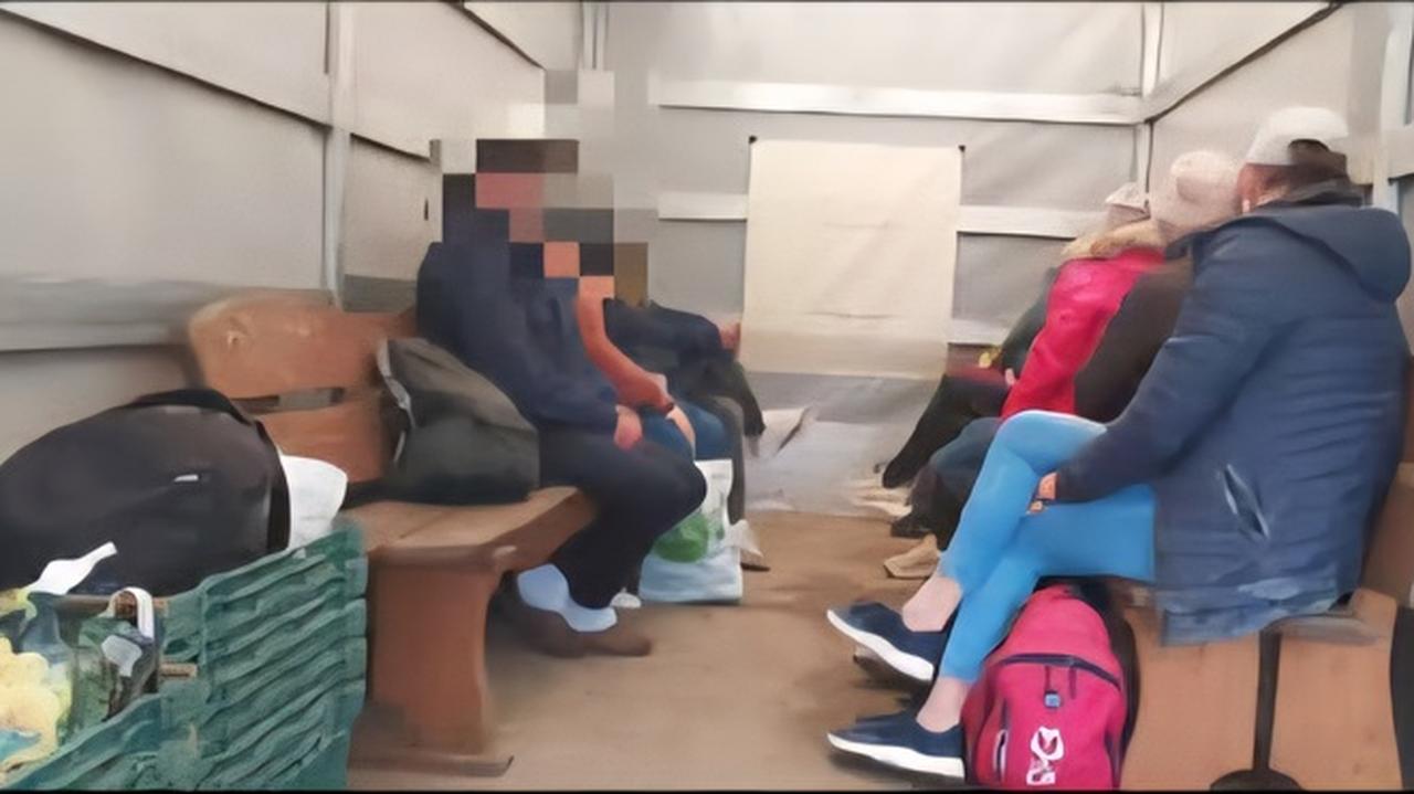 Wiózł "na pace" 9 osób. Wszystkie siedziały na drewnianych ławkach