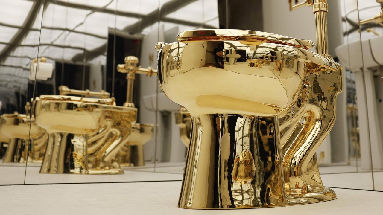 "Kulturowy fenomen" sprzedany. Ponad 12 milionów dolarów za złotą toaletę