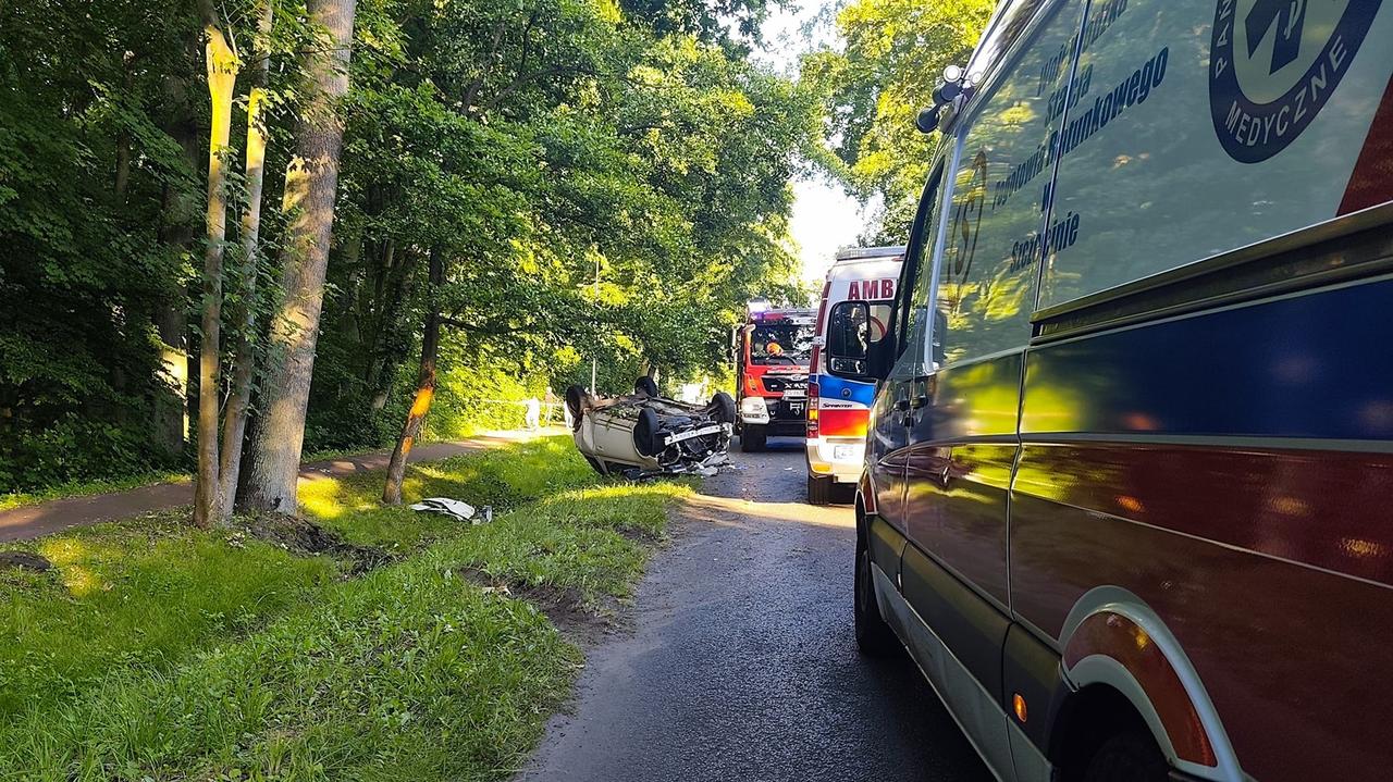 Poważny wypadek w Białogardzie, samochód dachował
