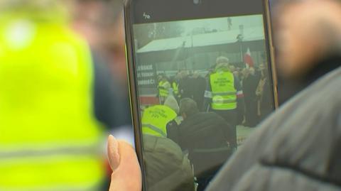 Kaczyński na miesięcznicy smoleńskiej: policja fizycznie broni tych, którzy stawiają wieniec ze skrajnie obraźliwym napisem