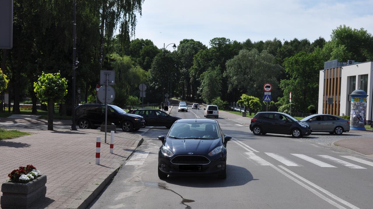 Wjechał w kobietę na pasach