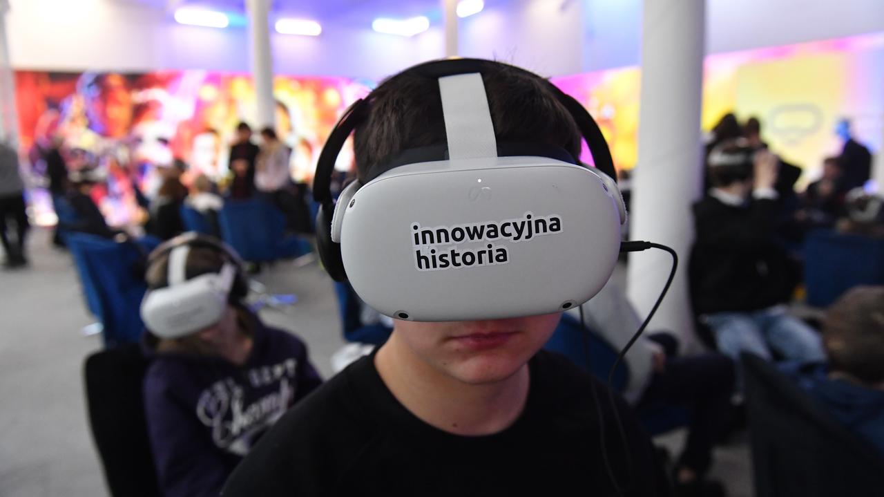 Co powinni wiedzieć rodzice dzieci, które oglądały filmy w VR i kto narażony jest na traumę