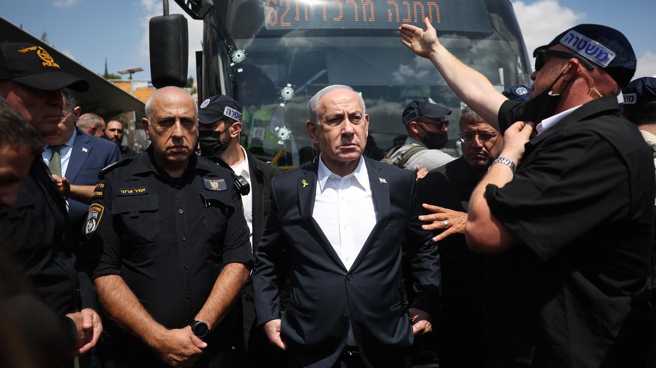 Hamas popełnił zbrodnie wojenne. Czy to usprawiedliwia Netanjahu?