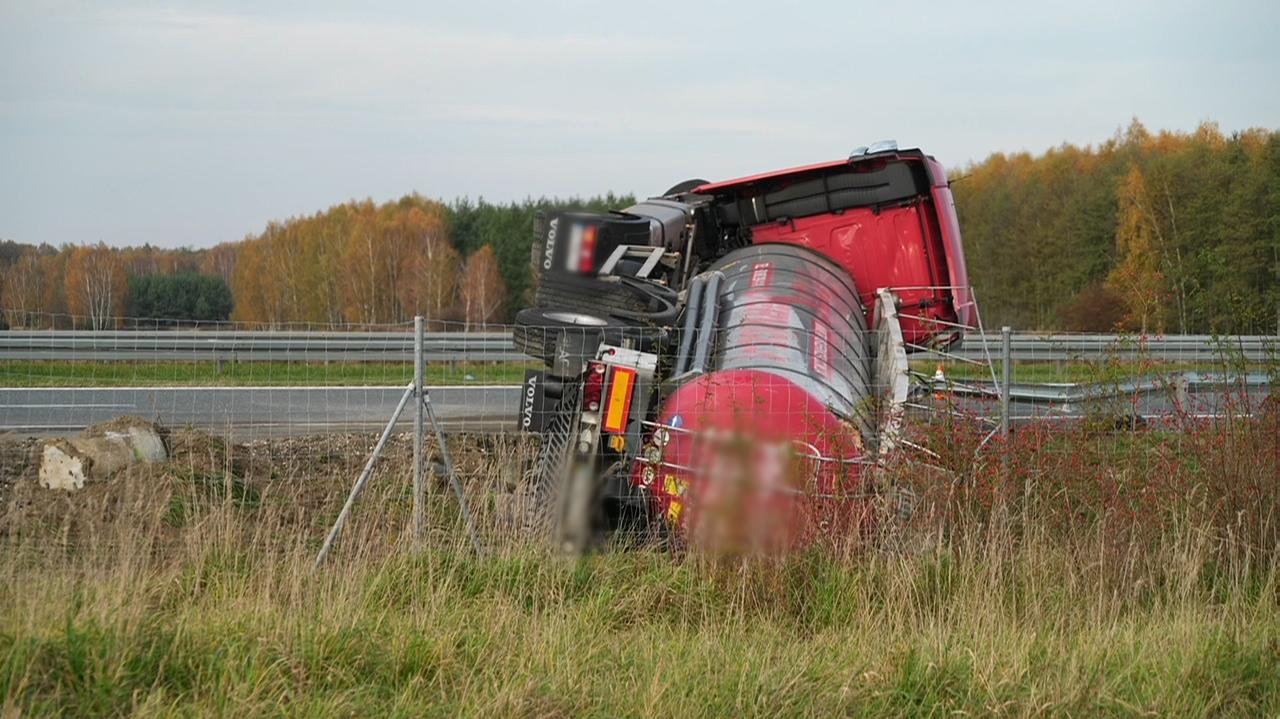 Na autostradzie wywróciła się cysterna. Przewoziła farbę 