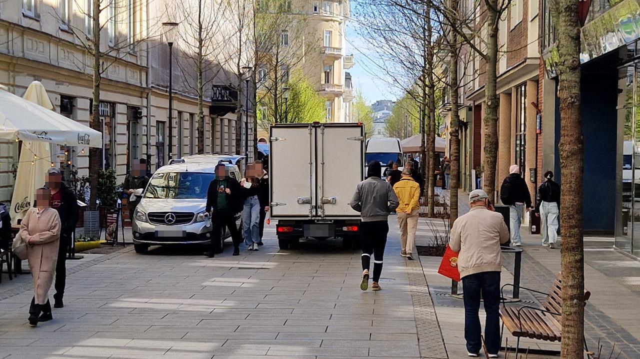 Chmielna zastawiona autami, prezydent zirytowany. "O co tu chodzi?"