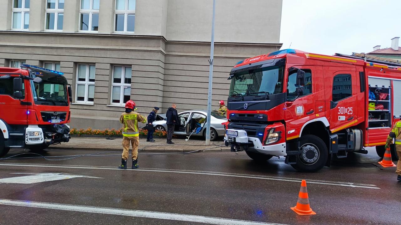 Jechał za szybko i uderzył w budynek