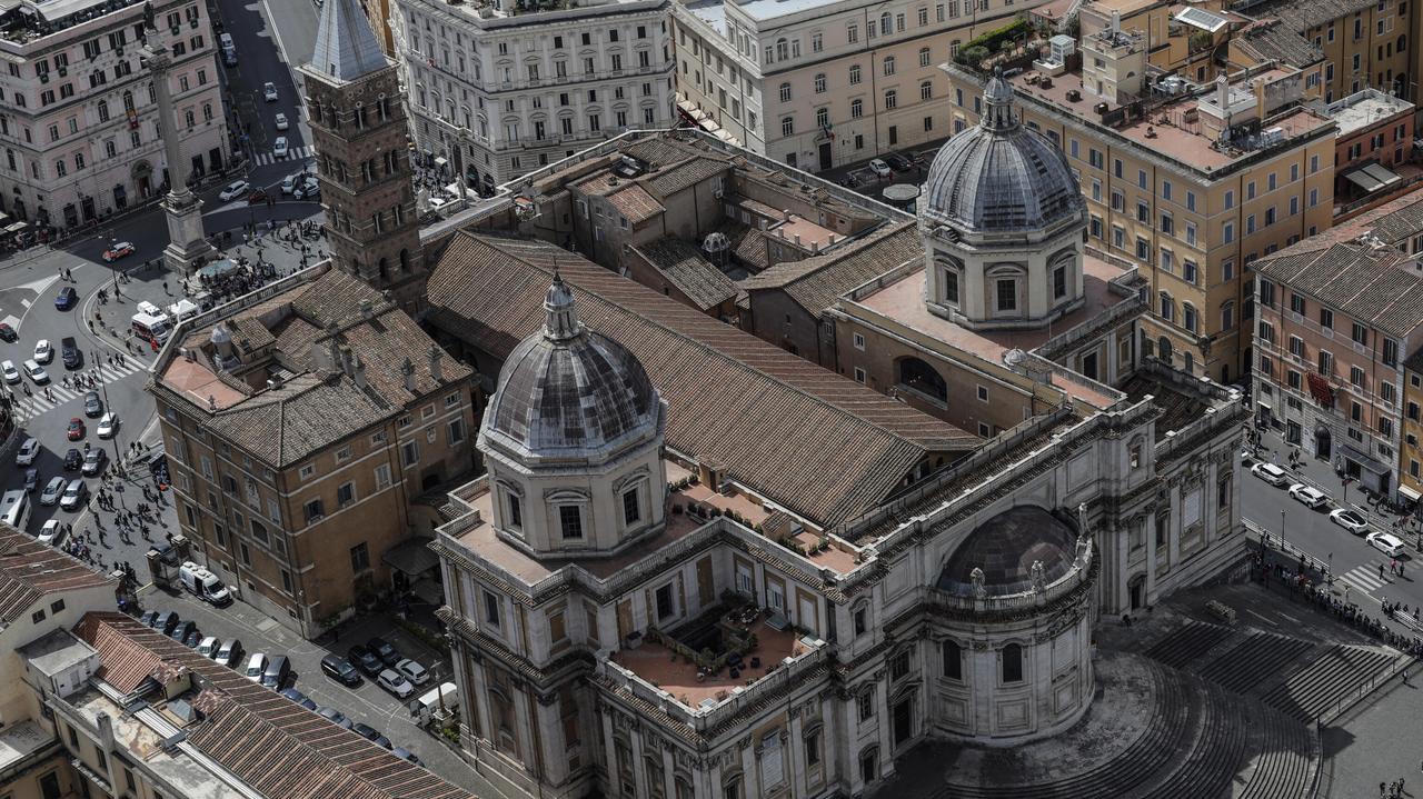 Dlaczego pogrzeb poza Watykanem? Kardynał ujawnia, skąd decyzja papieża