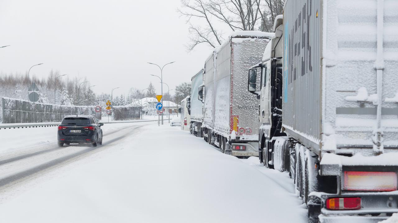 "To jest konieczność". Co zrobić, żeby dojechać do celu w zimowej zamieci