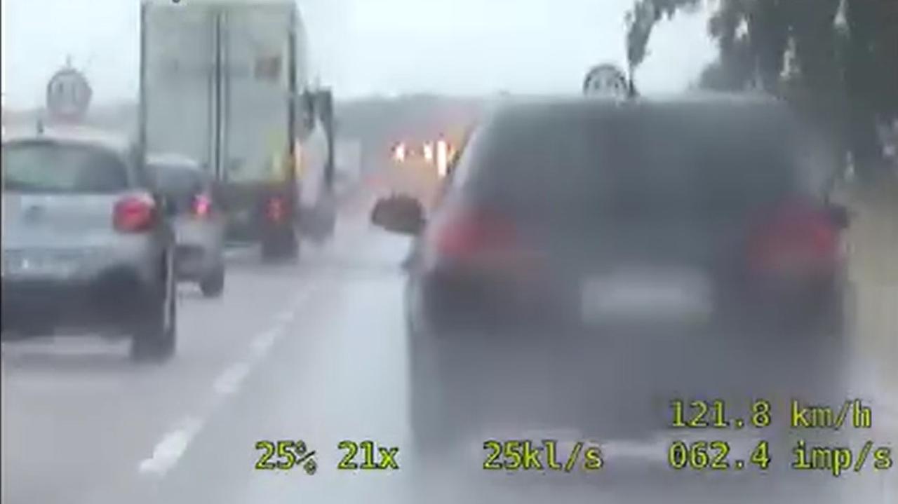 Po pościgu wybili szybę w aucie i obezwładnili kierowcę