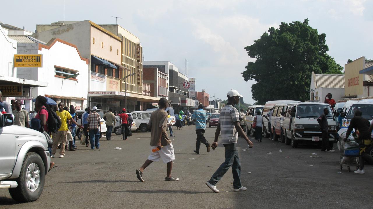 Zimbabue. Después de la devaluación, las tiendas introducen la regla de «un artículo por persona».