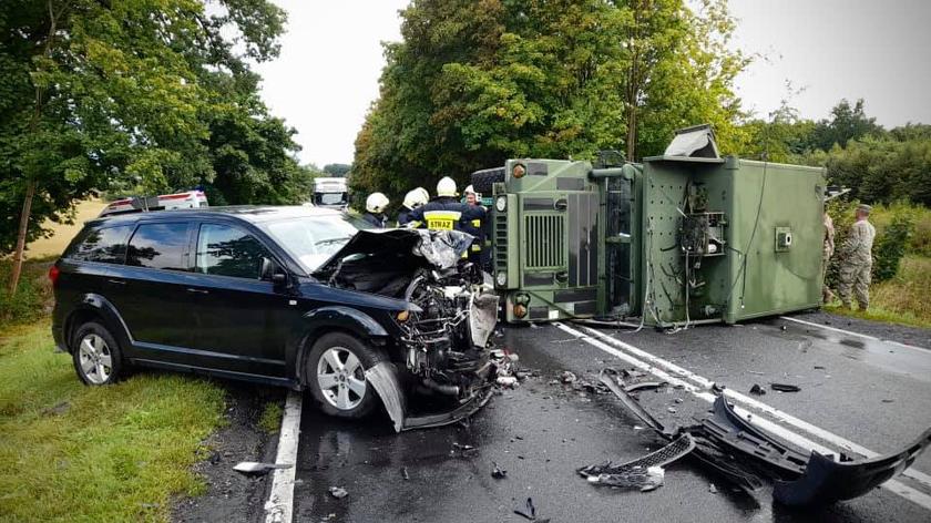 Grabówno, Okaliniec: Wypadek na drodze krajowej nr 10. Leży amerykański pojazd wojskowy