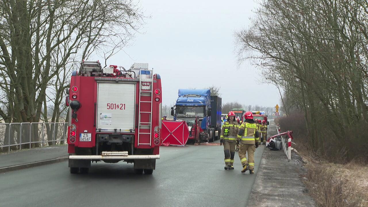 Przęsocin. Bus zderzył się z ciężarówką. Nie żyją dwie osoby
