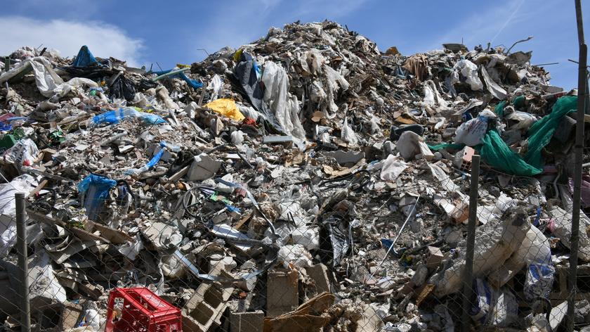 Rzecznik PO: ten rząd nie radzi sobie z funkcjonowaniem mafii śmieciowej i plagą płonących składowisk odpadów