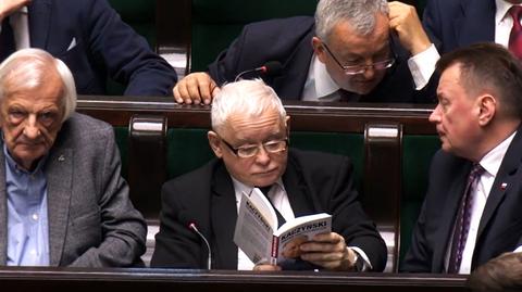 Jarosław Kaczyński w Sejmie, czyta własną książkę