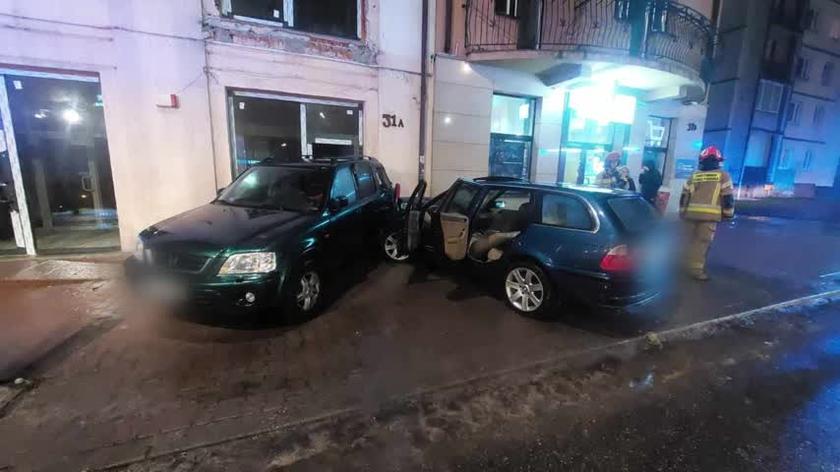 Przeciął skrzyżowanie, wjechał w zaparkowany samochód i budynek. Wypadek w centrum Kielc