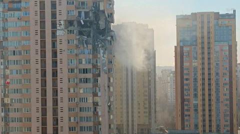 Władze Kijowa: w budynek mieszkalny uderzył pocisk rakietowy (wideo z 26.02.2022)
