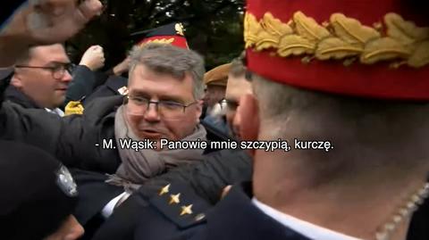 "Panowie mnie szczypią, kurczę". Jakie słowa padały podczas przepychanek pod Sejmem