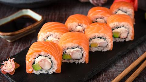 Chciał ukraść ser i sushi przed wizytą u dziewczyny. Ochroniarzowi wygrażał nożem