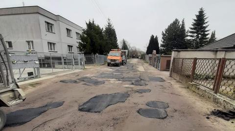Poznań, ul. Wicherkiewicz: drogowcy między piasek wlali asfalt