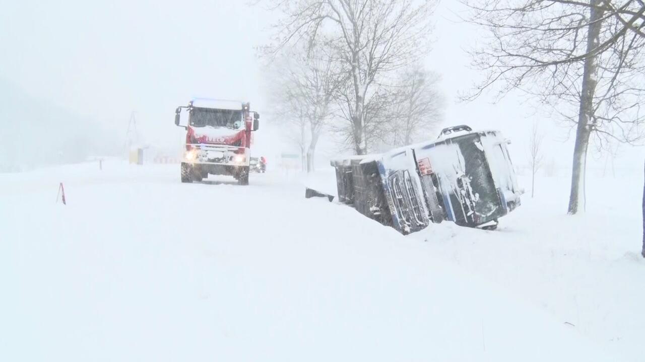 Drogi zasypane śniegiem, ponad 20 tysięcy odbiorców bez prądu