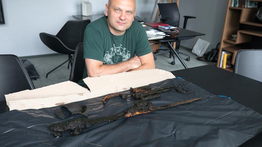 Białystok. Pracownik muzeum znalazł unikatowy średniowieczy miecz w typie broni Wikingów (materiał z 2.09.2022)