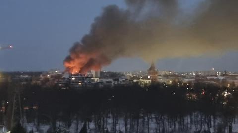 Wrocław. Palił się warsztat. Spłonęło sześć samochodów