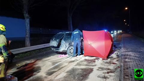 Uciekał przed policją, uderzył w drzewo. Jedna osoba nie żyje, jedna jest ranna, Głobino (Pomorskie)