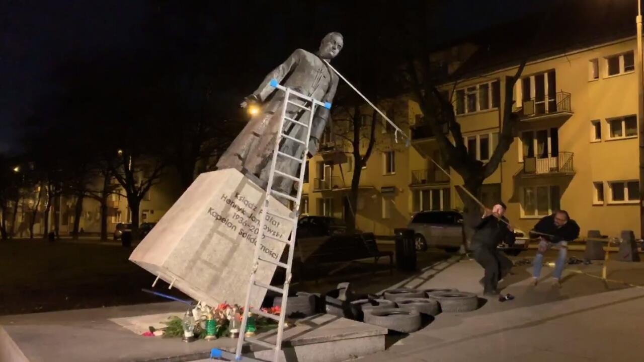 Przewrócili pomnik księdza prałata Henryka Jankowskiego, ale nie znieważyli. Prawomocny wyrok sądu