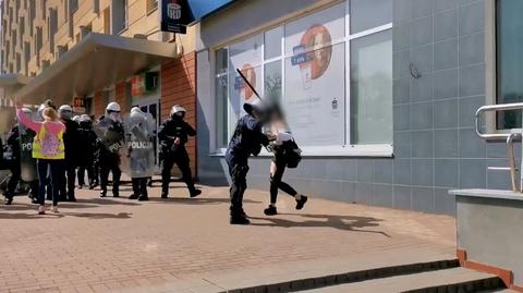 Policjant używa pałki wobec protestującej kobiety w Głogowie