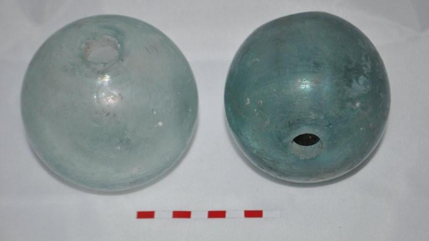 Biała Podlaska. W ziemi leżały szklane granaty i fragment armaty - wiwatówki (materiał z 5.10.2021)