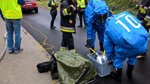 Beczki pełne niebezpiecznych odpadów pod Żaganiem. Zobacz akcję policji i straży pożarnej