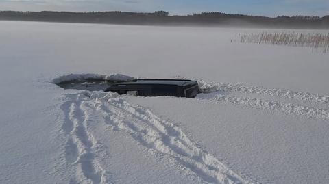Pod samochodem załamał się lód