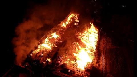 160 strażaków walczy z pożarem zakładu produkującego palety w Muchach