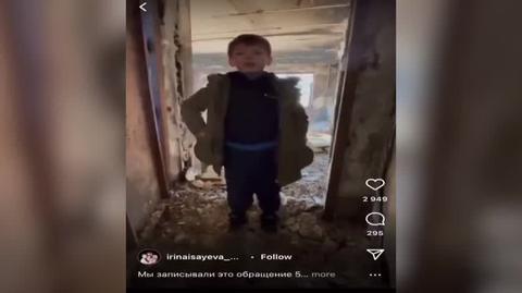 Siedmioletni Makar, stojący w ruinach swojego domu, zwraca się do "rosyjskich wyzwolicieli"