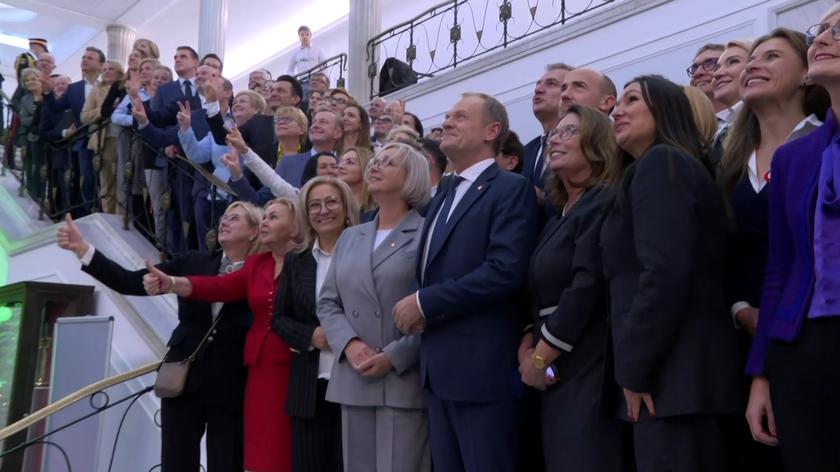 Wychodzą najpierw nowy premier, później prezydent. Skandowanie "Donald Tusk" na sejmowych schodach