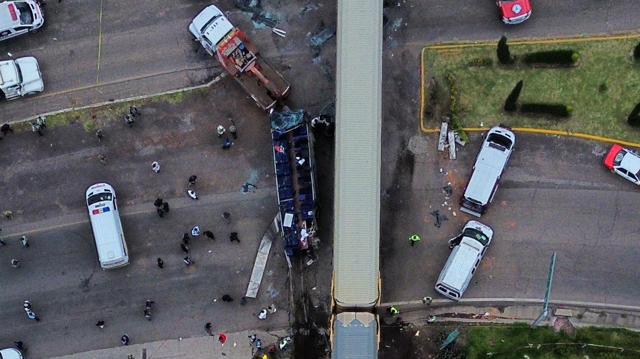 Pociąg uderzył w piętrowy autobus. Wielu zabitych i rannych