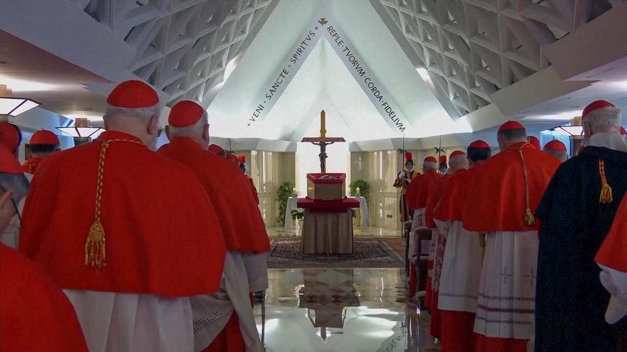 Kardynałowie na miejscu, papieska trumna zostanie przeniesiona. Trzy dni na pożegnanie