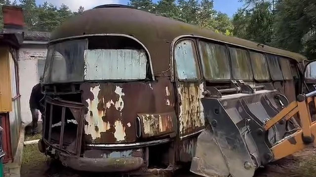 Jedyny taki autobus na świecie. Znaleziono go w lesie