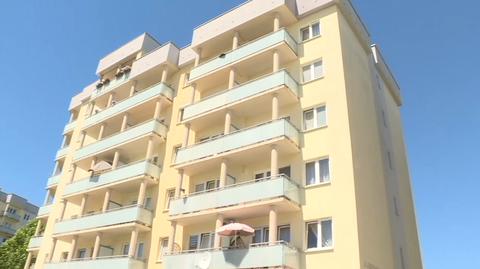 Pijana matka na balkonie, dwulatek sam na ulicy