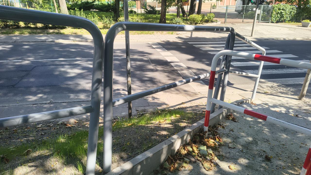 Barierki zamiast poręczy i biało-czerwone zapory. Konserwator zabytków chce wyjaśnień