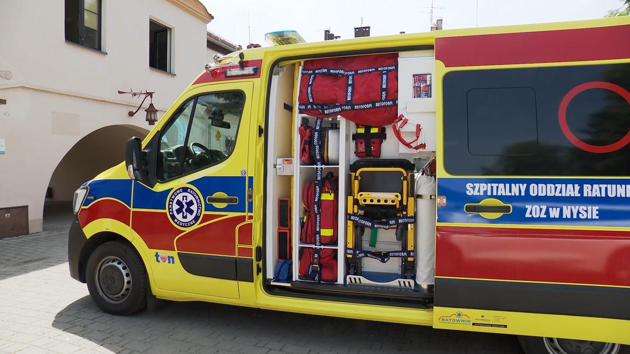 Szpital w Nysie z nową karetką. Pomogła Fundacja TVN i darczyńcy