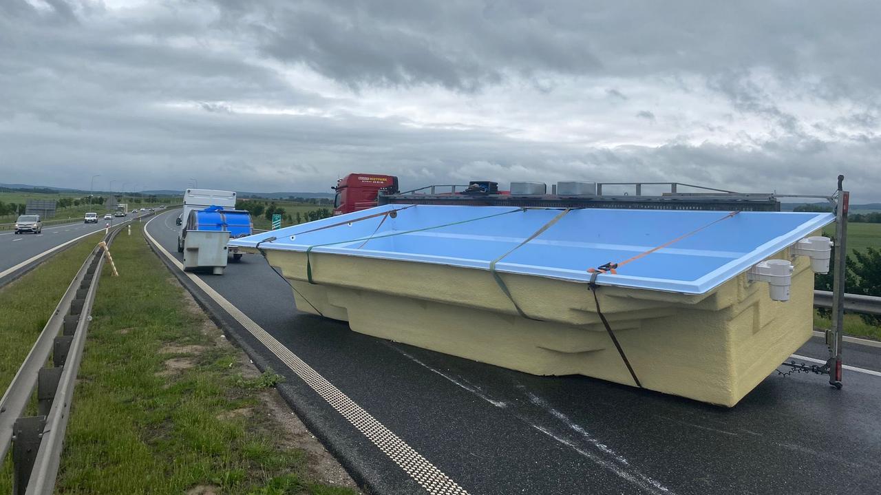 Basen na drodze szybkiego ruchu. Lawetę przewrócił wiatr