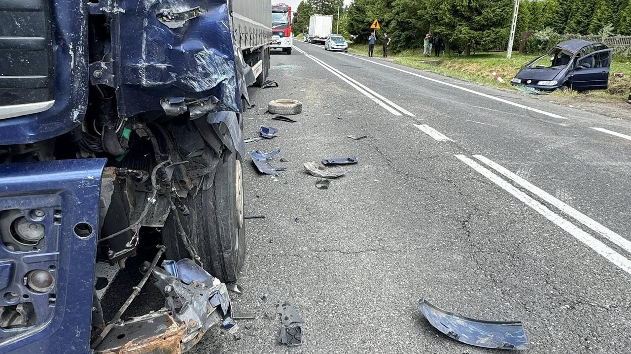 Chcieli skręcić, w ich auto uderzyły dwie ciężarówki. Nie żyje ośmioletni chłopiec