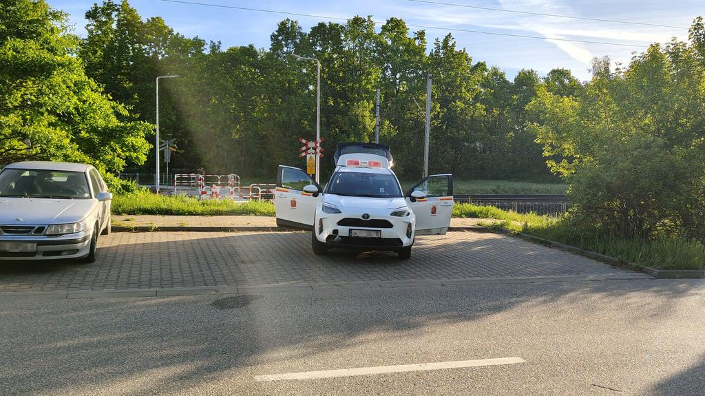 Samochód blokował tory kolejowe