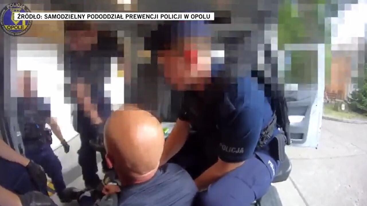 Był agresywny, miał nóż i pluł na policjantów. Nagranie z interwencji