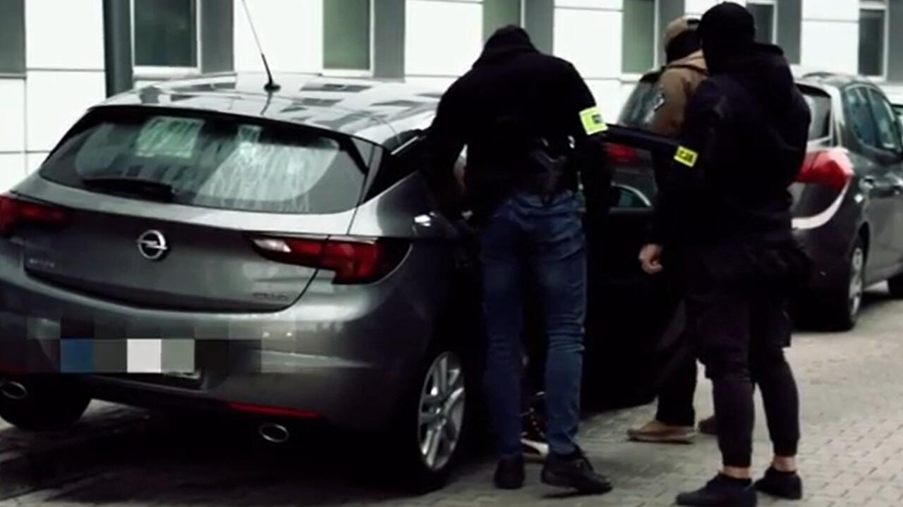 Wdarli się do domu, pobili właściciela i uciekli z gotówką. Pięć osób oskarżonych