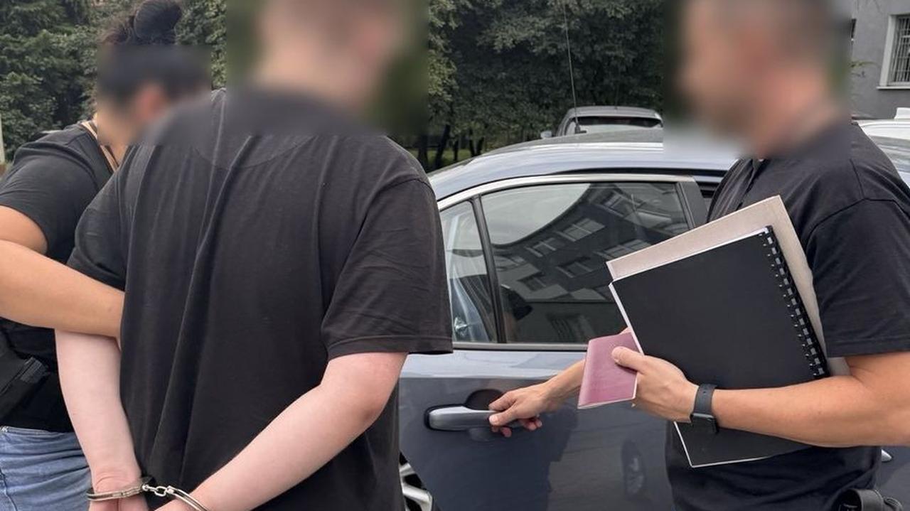 17-latek podejrzany o udostępnianie treści pedofilskich. Śledczy znaleźli kilkadziesiąt nagrań